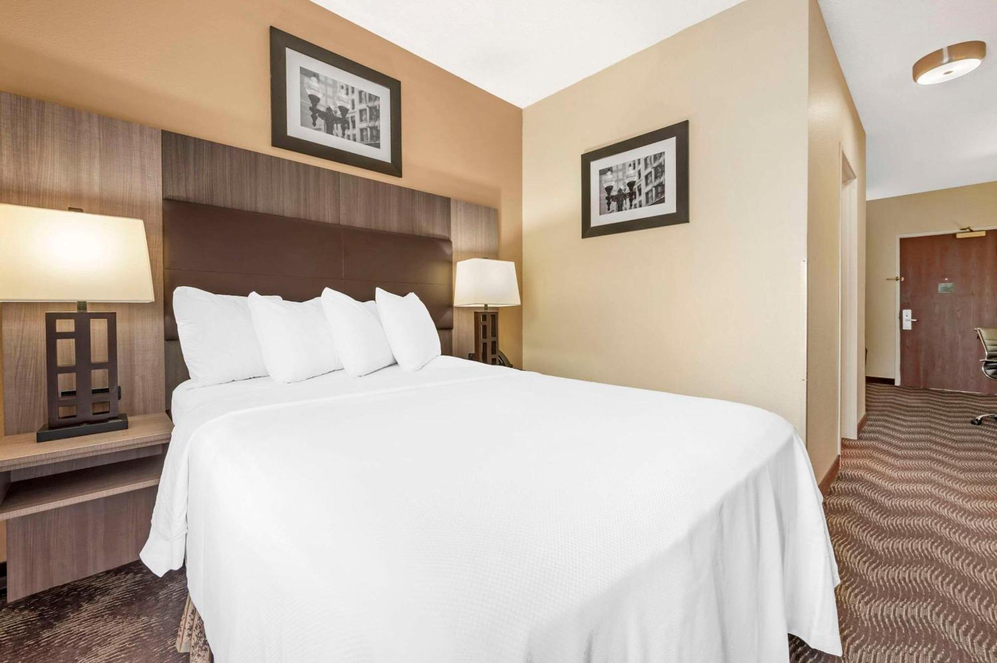 Quality Suites Indianapolis Exterior photo